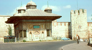 la fontaine Ahmet III  droite de la porte d'entre de Topkapi 